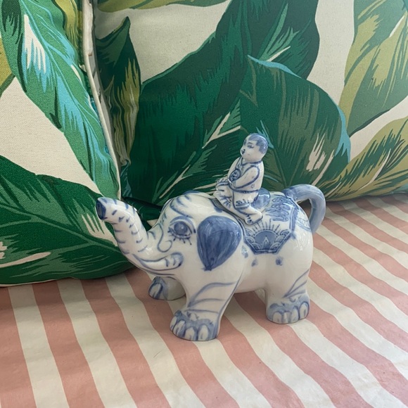 VINTAGE CHINOISERIE ELEPHANT DECOR